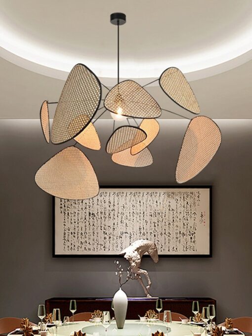 Lampadario in rattan e bambù dal design boho-chic