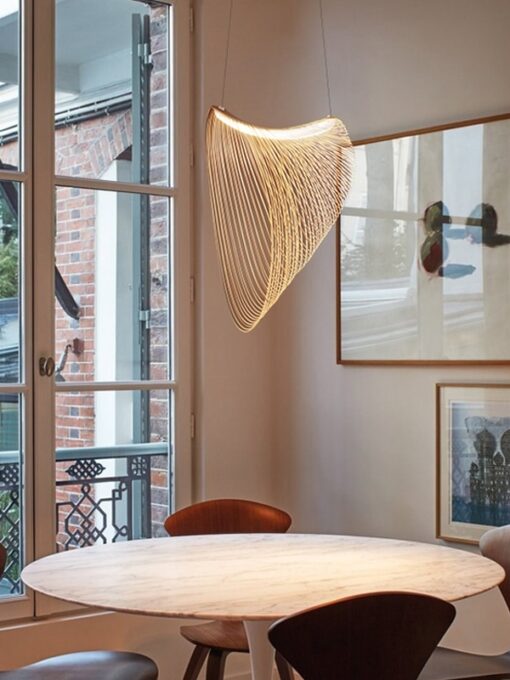 Elegante sospensione in legno di design